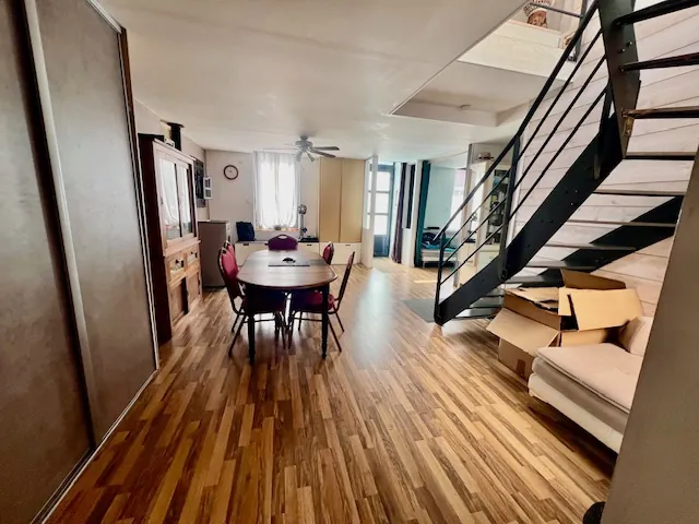 Maison atypique à Villeneuve d'Ascq, secteur recherché avec terrasse et garage 