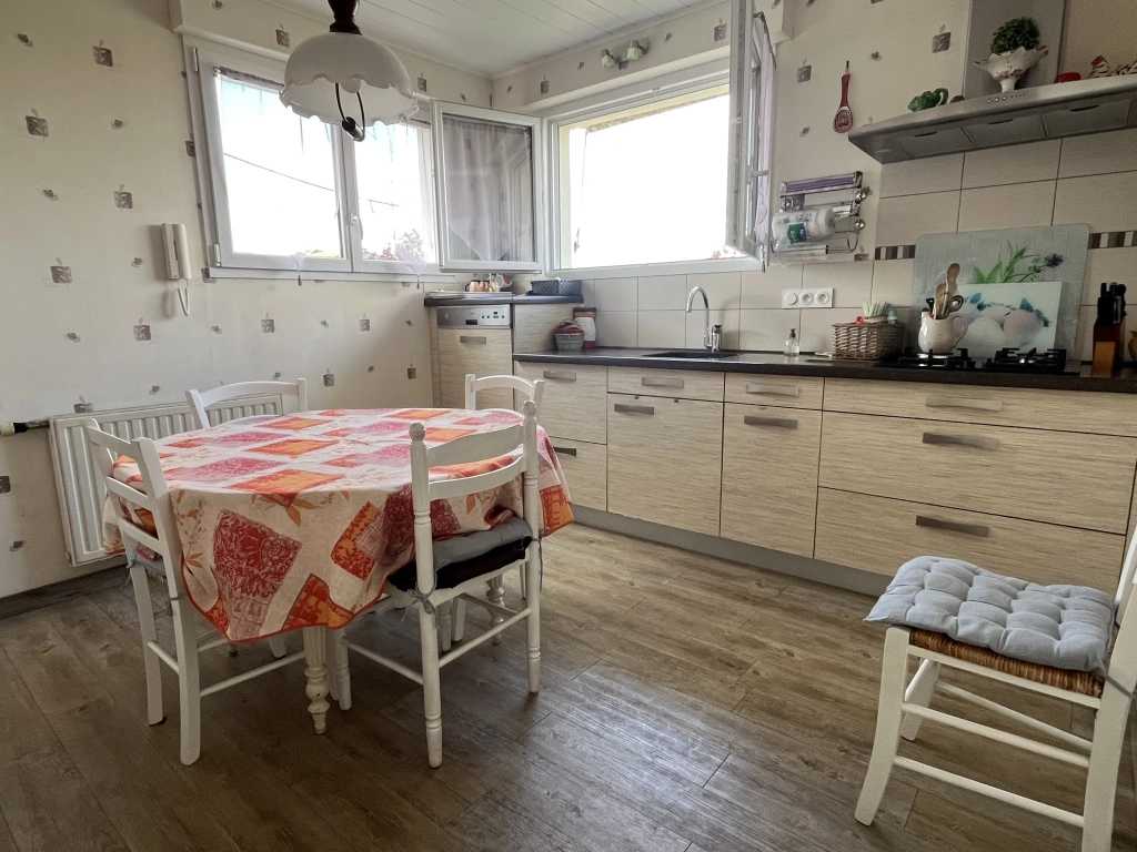 Belle maison à Thouars avec 4 chambres, jardin et garage dans quartier calme