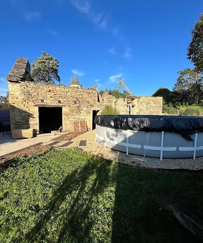 Maison en pierre avec piscine et dépendances à Vailhourles proche Villefranche-de-Rouergue 