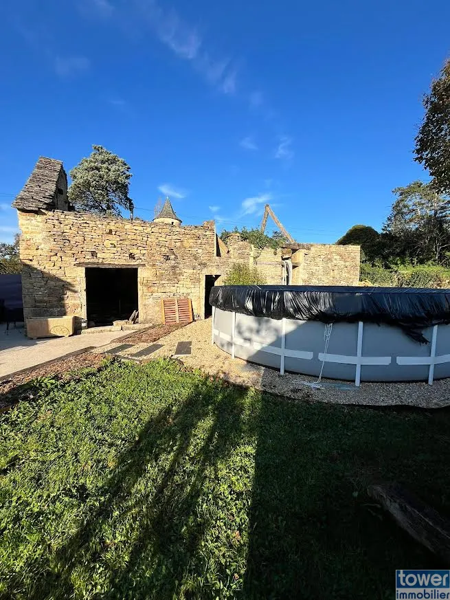 Maison en pierre avec piscine et dépendances à Vailhourles proche Villefranche-de-Rouergue 