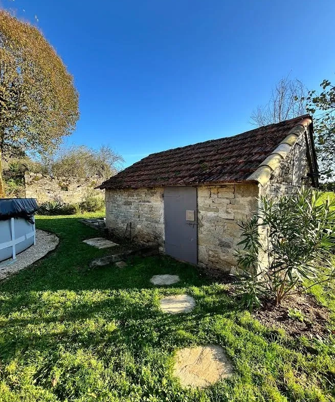 Maison en pierre avec piscine et dépendances à Vailhourles proche Villefranche-de-Rouergue 