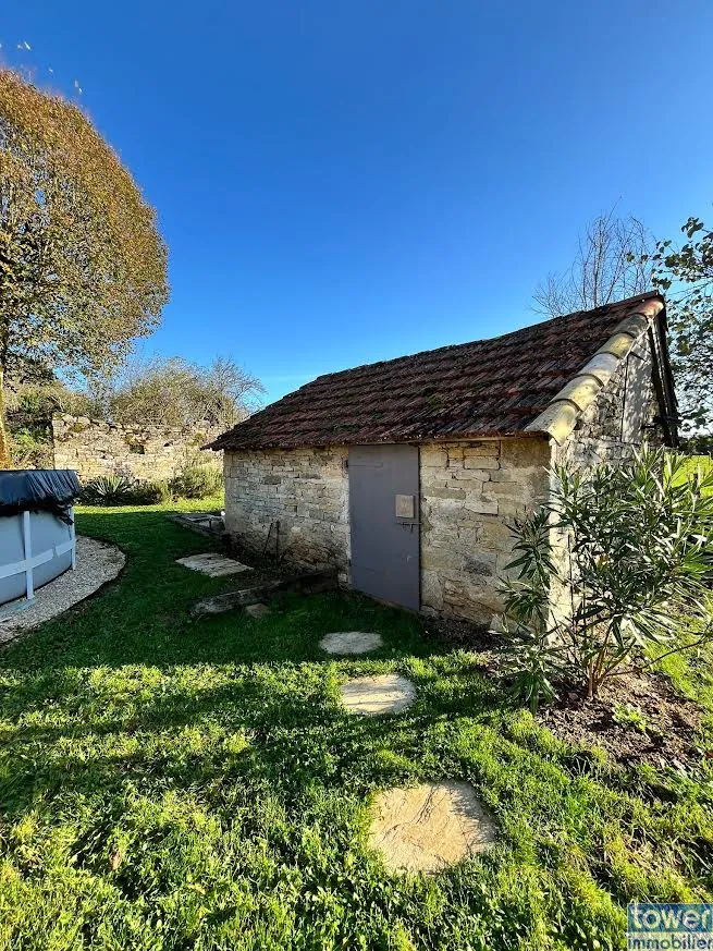 Maison en pierre avec piscine et dépendances à Vailhourles proche Villefranche-de-Rouergue 