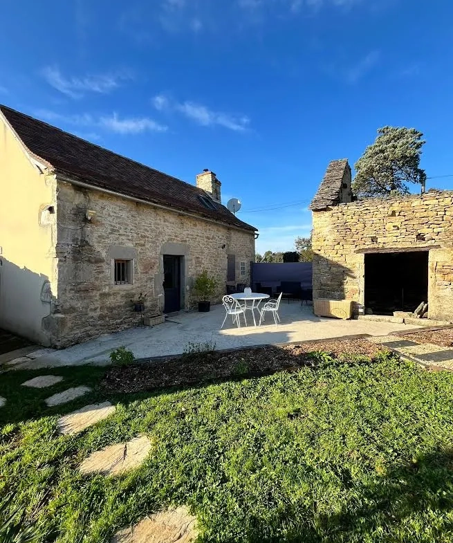 Maison en pierre avec piscine et dépendances à Vailhourles proche Villefranche-de-Rouergue 