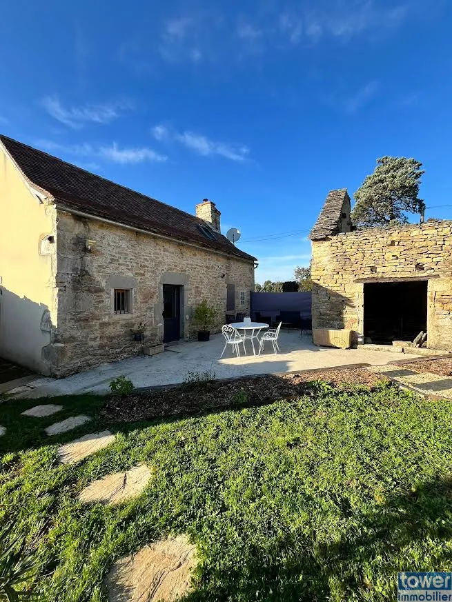 Maison en pierre avec piscine et dépendances à Vailhourles proche Villefranche-de-Rouergue 
