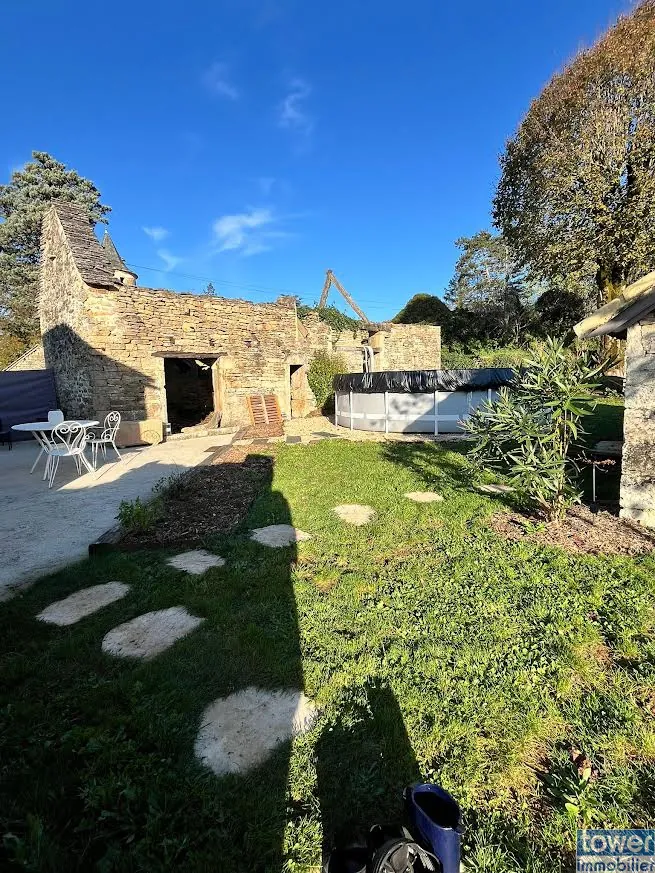 Maison en pierre avec piscine et dépendances à Vailhourles proche Villefranche-de-Rouergue 