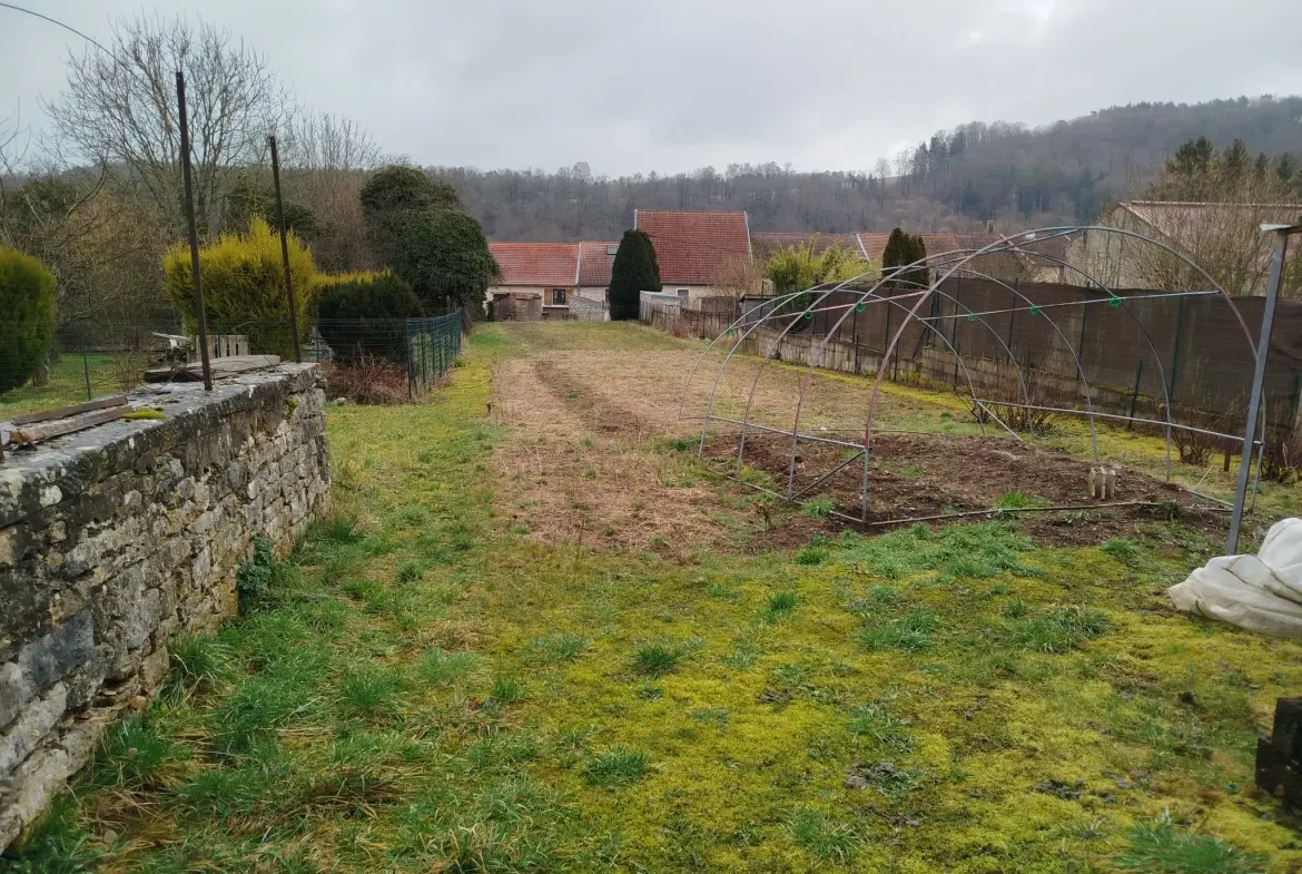 Maison en pierre de 180 m² à Bourdons-sur-Rognon à vendre - Spacieuse et authentique 