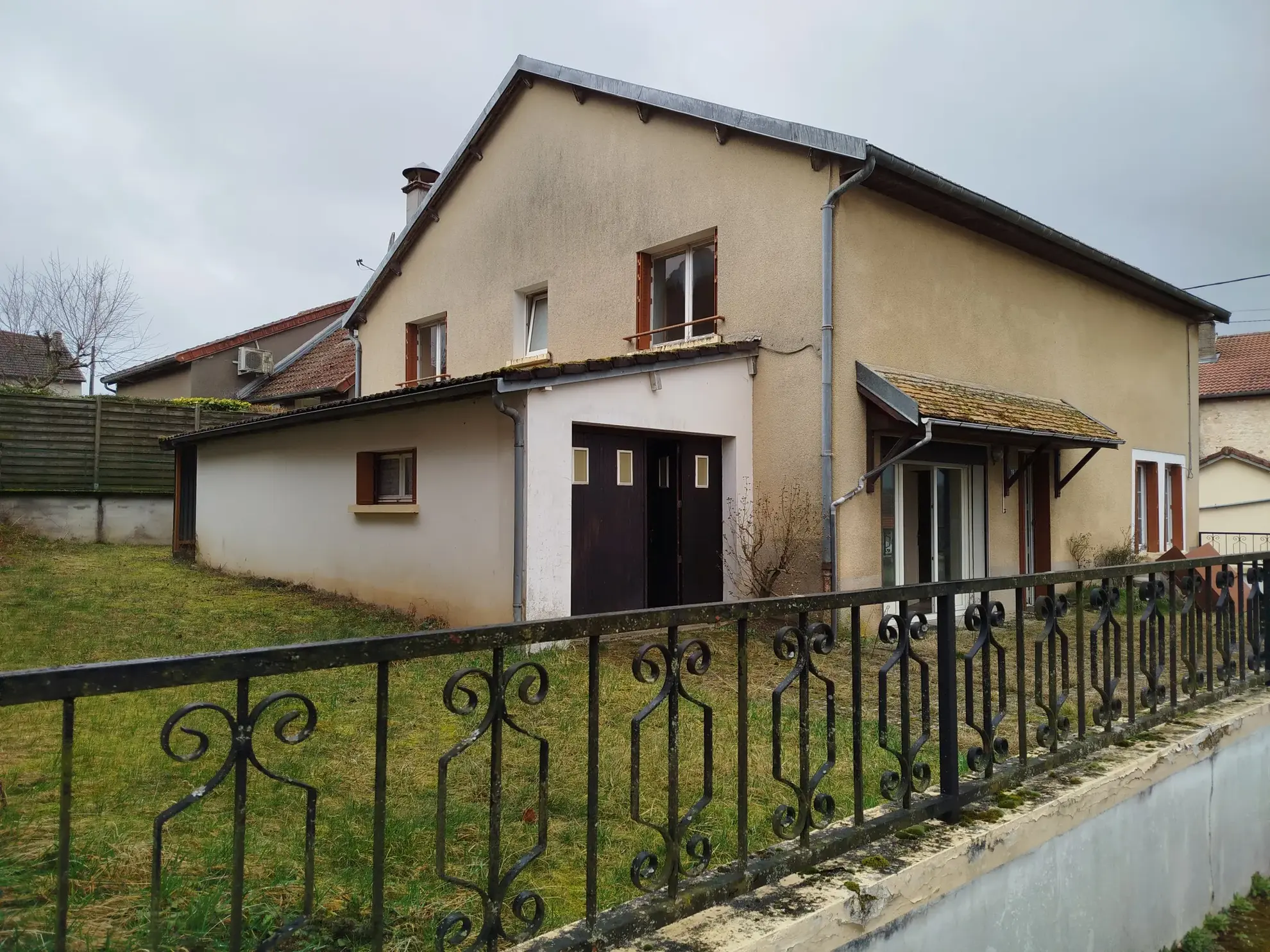 Maison en pierre de 180 m² à Bourdons-sur-Rognon à vendre - Spacieuse et authentique 
