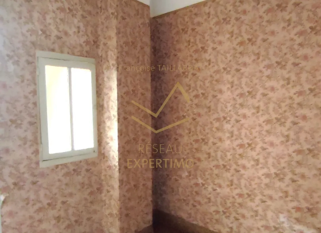 Maison de ville à rénover à Isle-sur-la-Sorgue avec potentiel d'investissement 