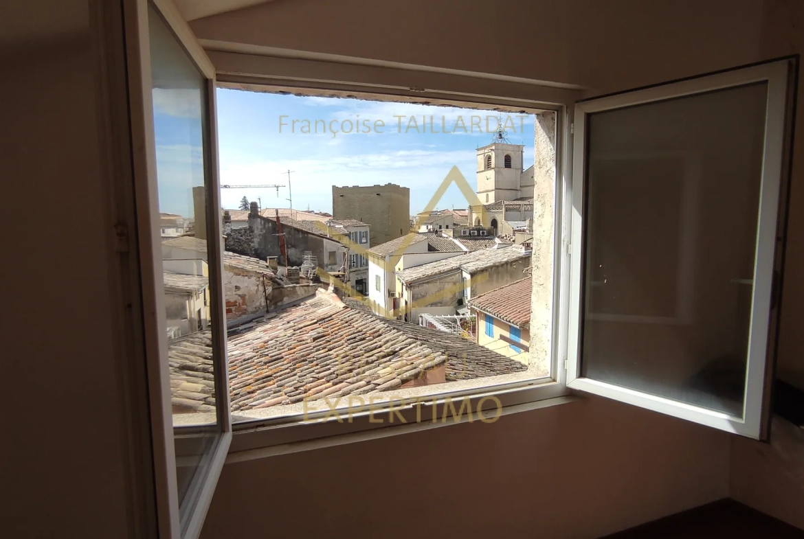 Maison de ville à rénover à Isle-sur-la-Sorgue avec potentiel d'investissement 