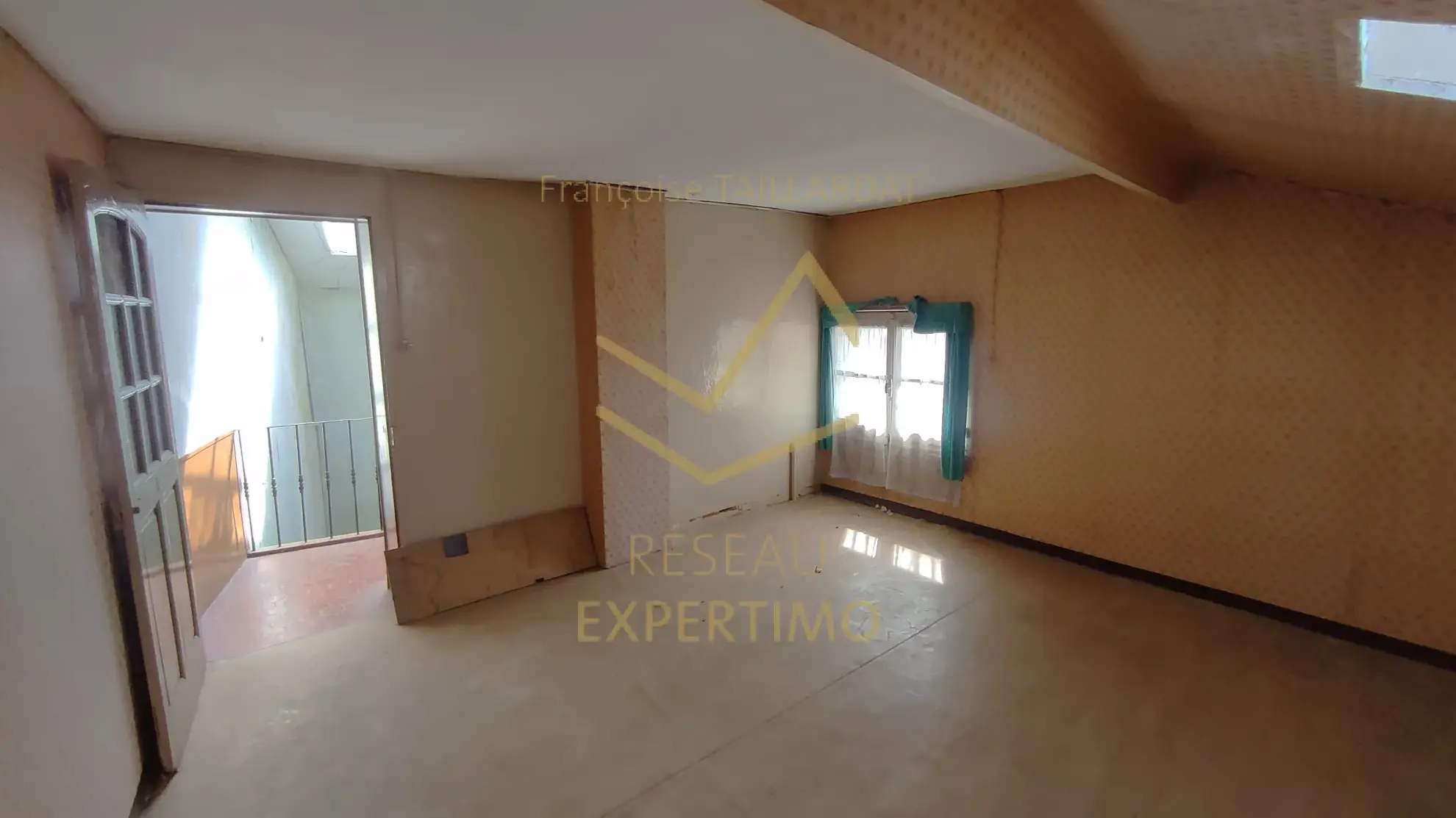 Maison de ville à rénover à Isle-sur-la-Sorgue avec potentiel d'investissement 