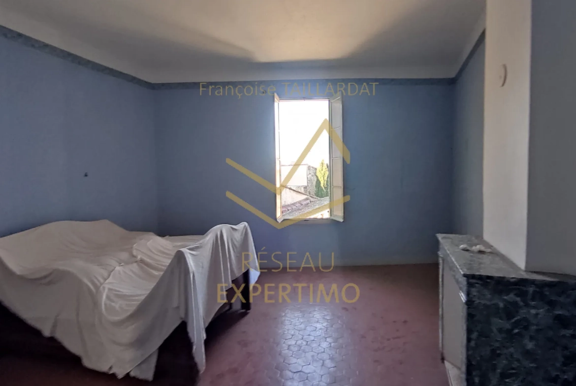 Maison de ville à rénover à Isle-sur-la-Sorgue avec potentiel d'investissement 