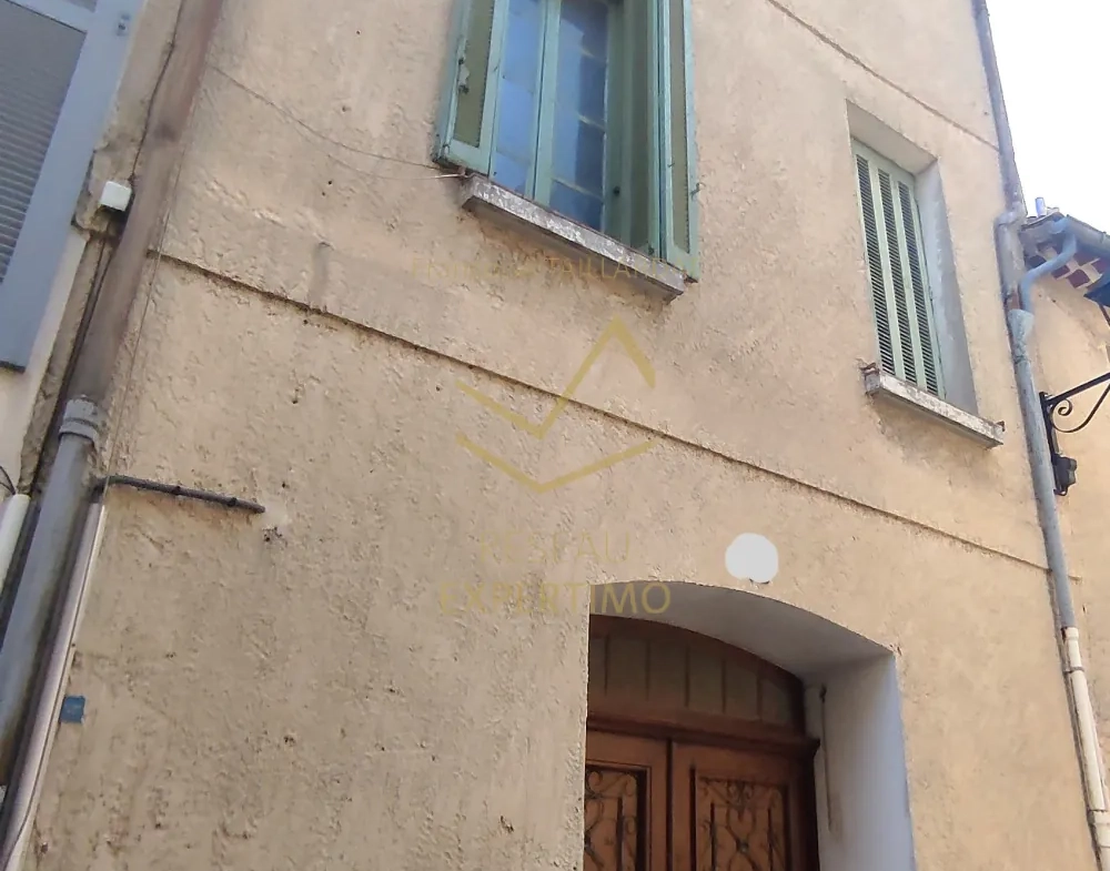 Maison de ville à rénover à Isle-sur-la-Sorgue avec potentiel d'investissement 