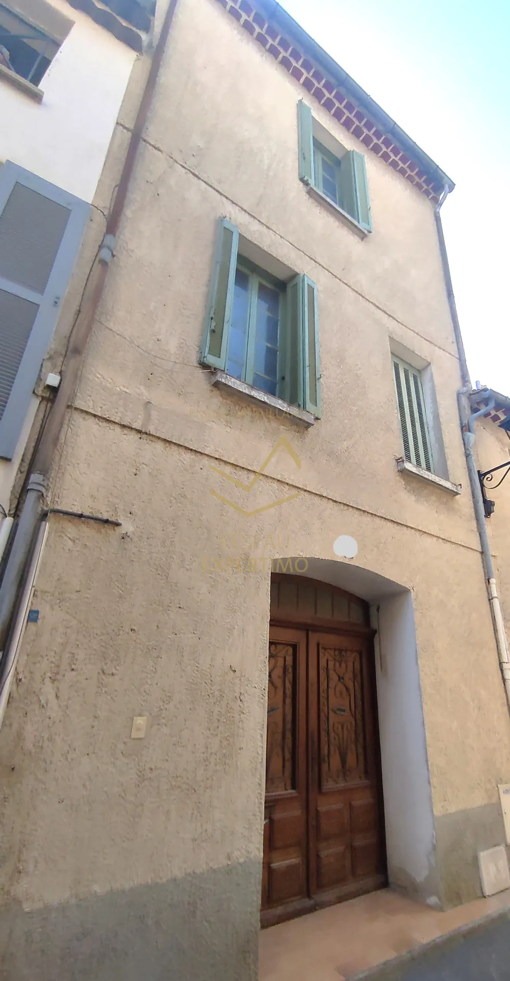 Maison de ville à rénover à Isle-sur-la-Sorgue avec potentiel d'investissement 