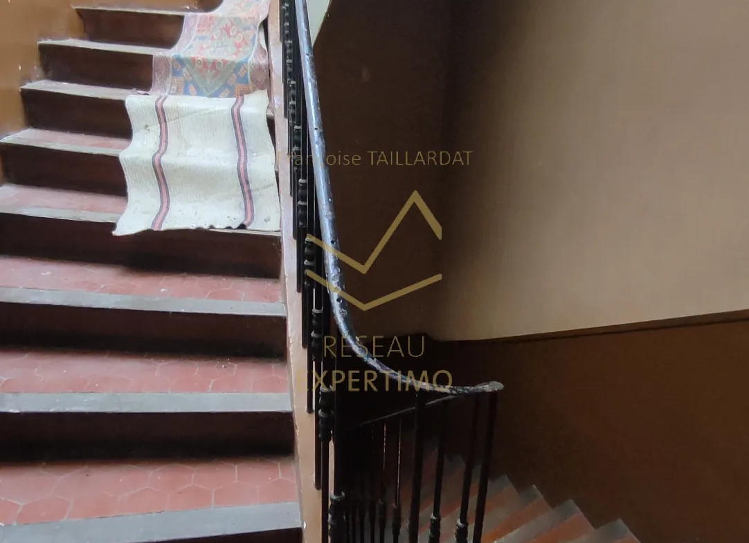 Maison de ville à rénover à Isle-sur-la-Sorgue avec potentiel d'investissement 
