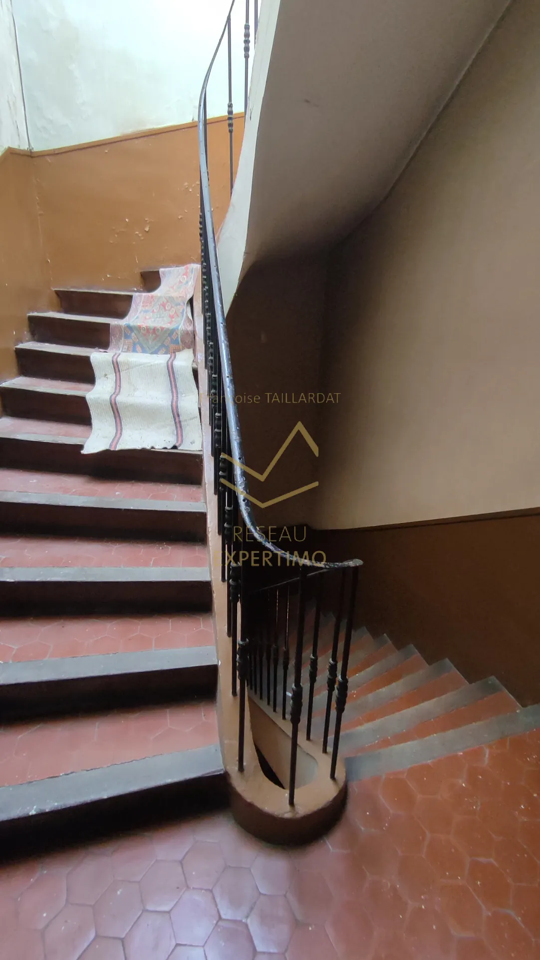 Maison de ville à rénover à Isle-sur-la-Sorgue avec potentiel d'investissement 