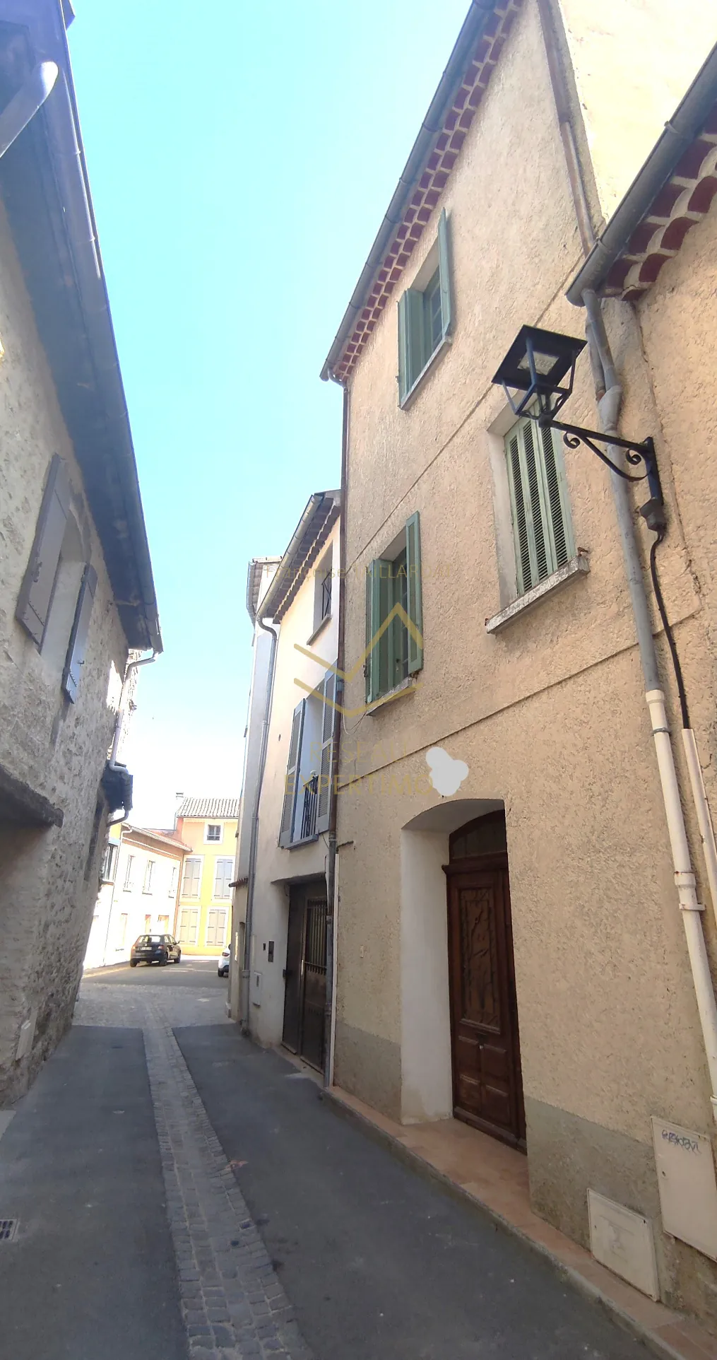 Maison de ville à rénover à Isle-sur-la-Sorgue avec potentiel d'investissement 