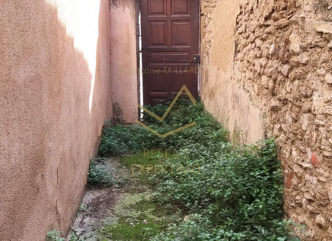 Maison de ville à rénover à Isle-sur-la-Sorgue avec potentiel d'investissement 