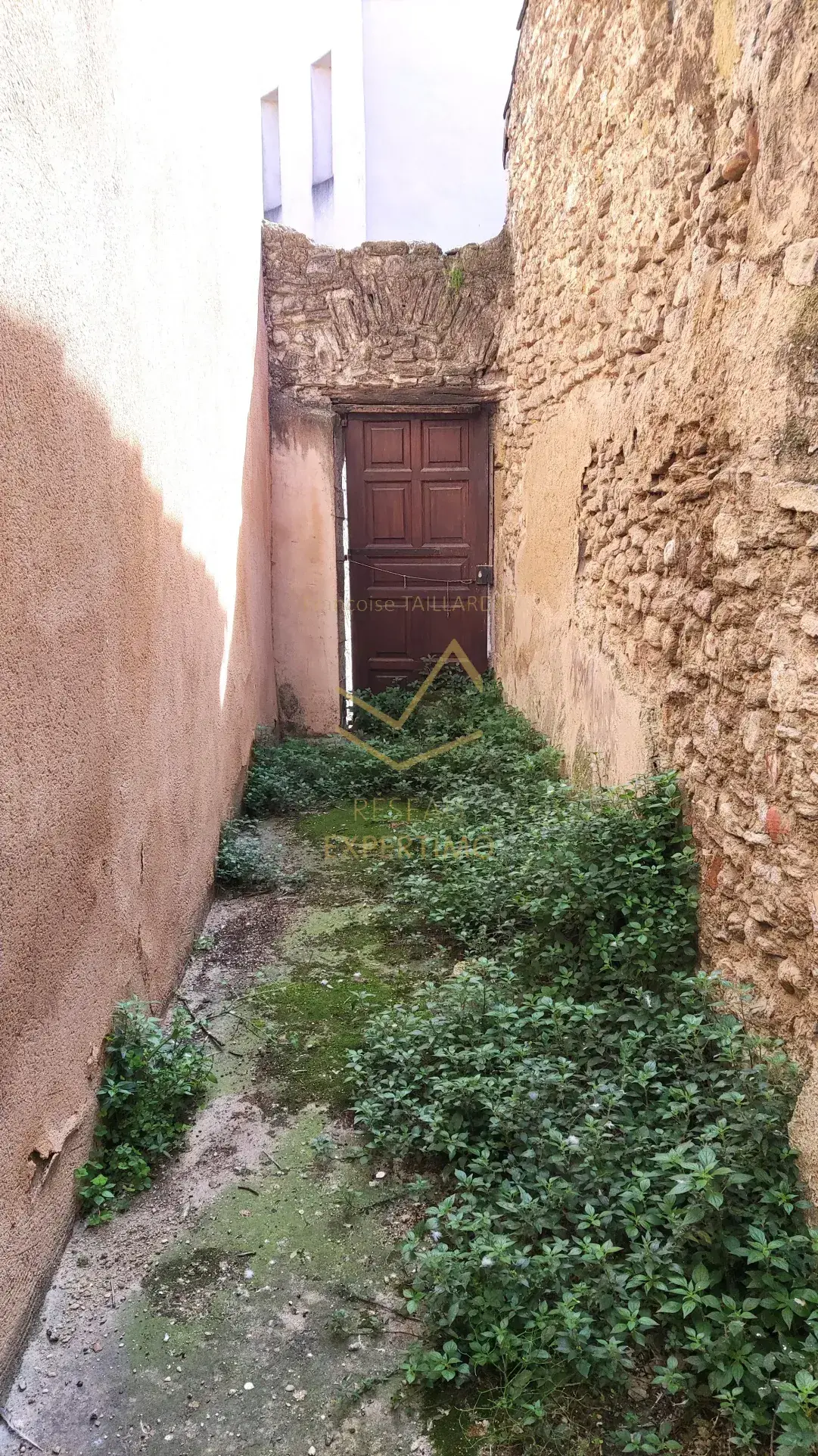 Maison de ville à rénover à Isle-sur-la-Sorgue avec potentiel d'investissement 
