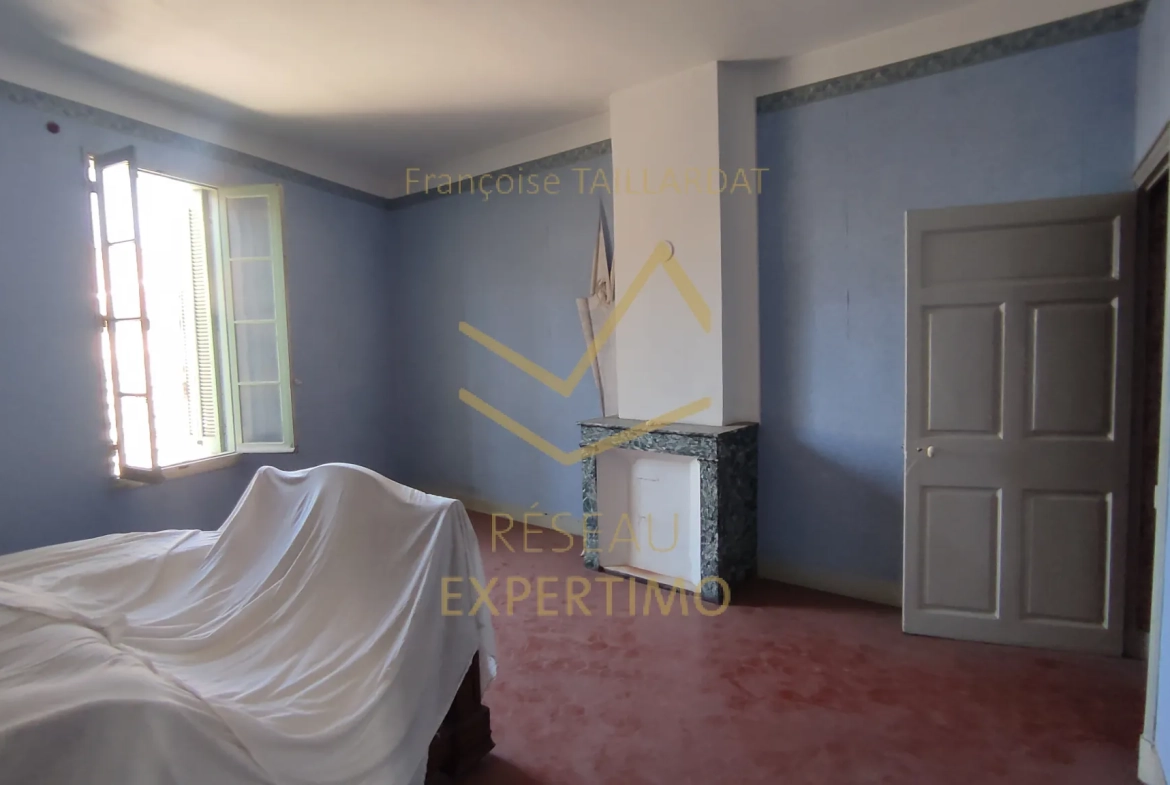 Maison de ville à rénover à Isle-sur-la-Sorgue avec potentiel d'investissement 