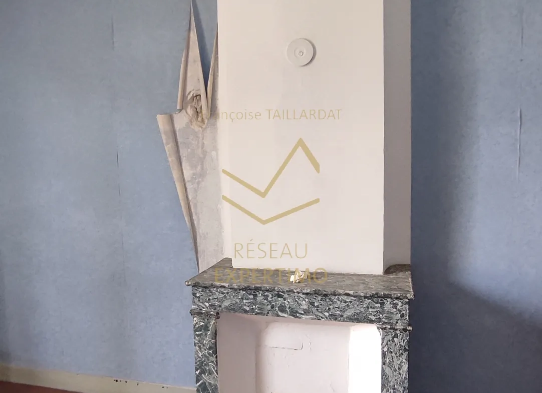 Maison de ville à rénover à Isle-sur-la-Sorgue avec potentiel d'investissement 