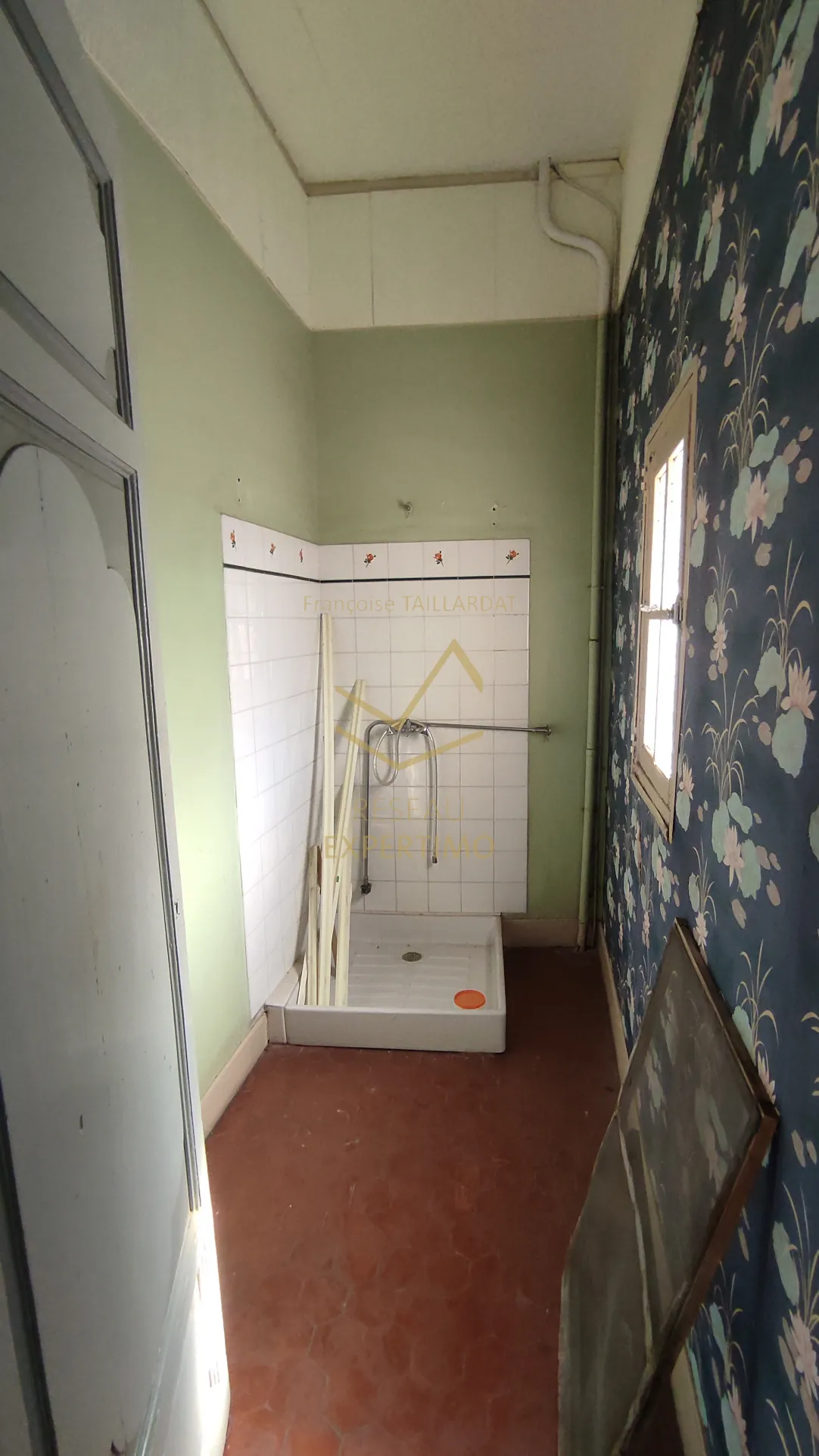 Maison de ville à rénover à Isle-sur-la-Sorgue avec potentiel d'investissement 