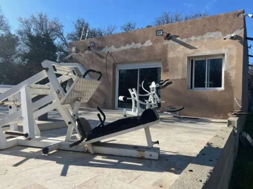 Villa à Fuveau avec 8 chambres et grande parcelle, vente aux enchères à partir de 113 000 € 