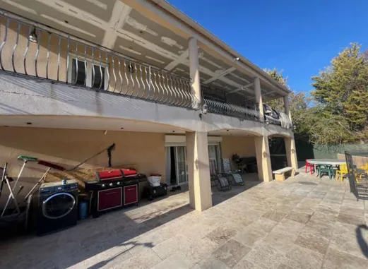 Villa à Fuveau avec 8 chambres et grande parcelle, vente aux enchères à partir de 113 000 € 