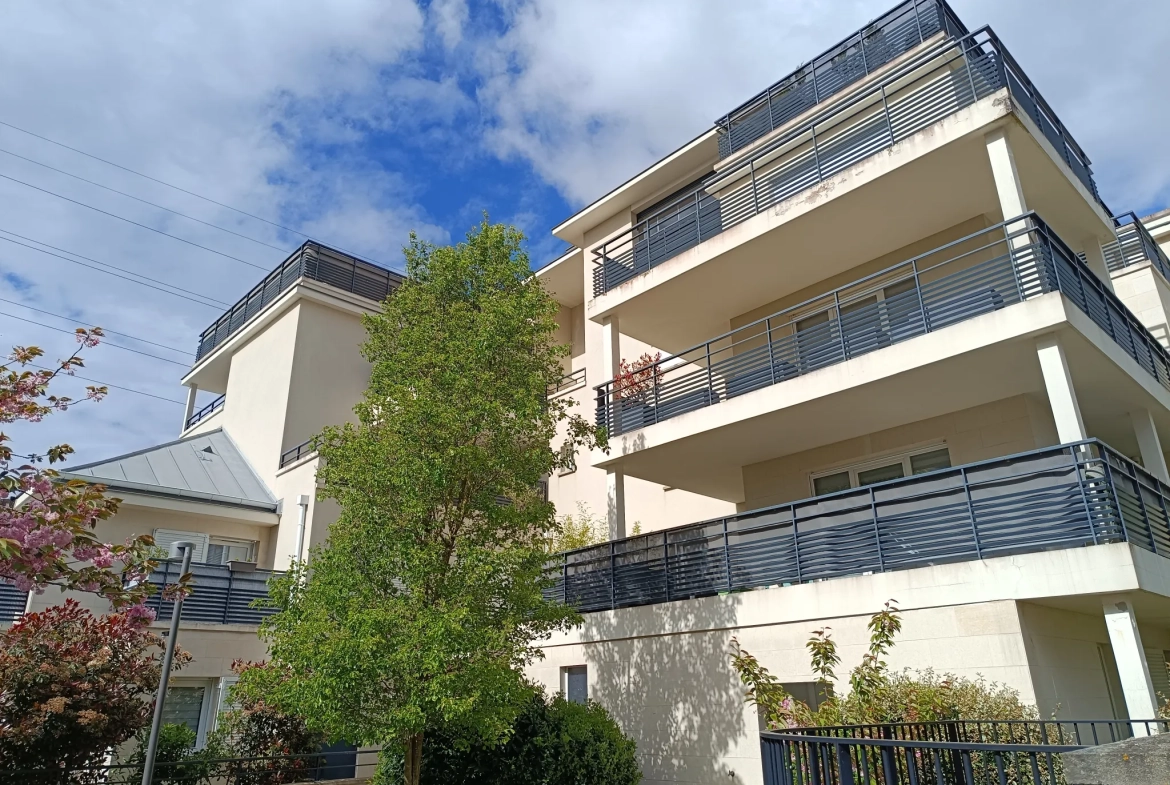 Studio de 36m² à vendre avec parking et cave à Elancourt 