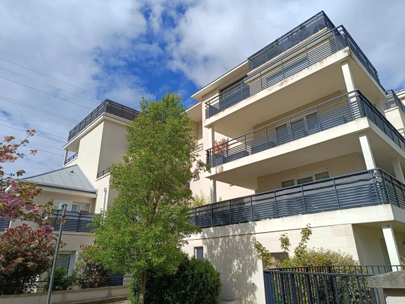 Studio de 36m² à vendre avec parking et cave à Elancourt