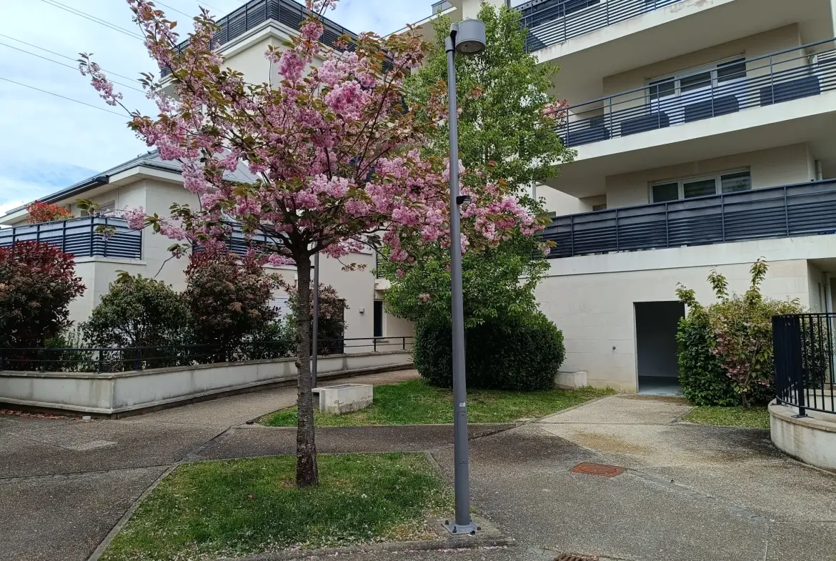 Studio de 36m² à vendre avec parking et cave à Elancourt 