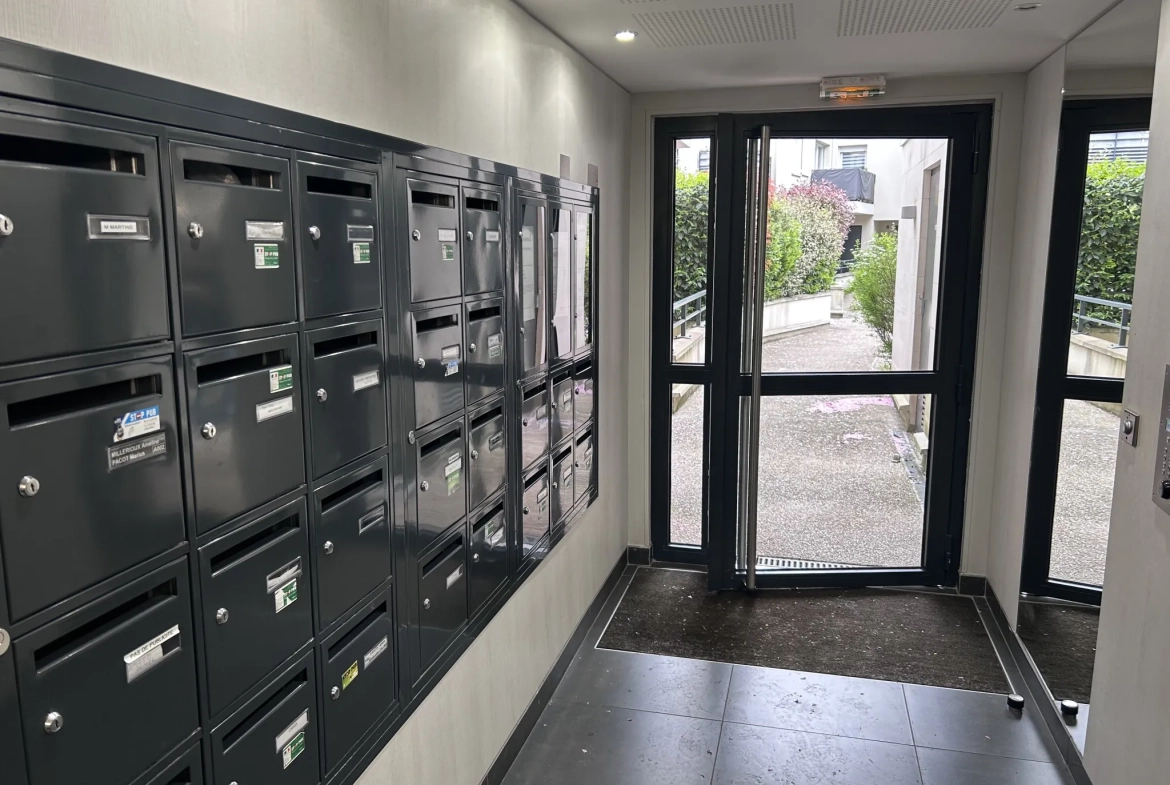 Studio de 36m² à vendre avec parking et cave à Elancourt 