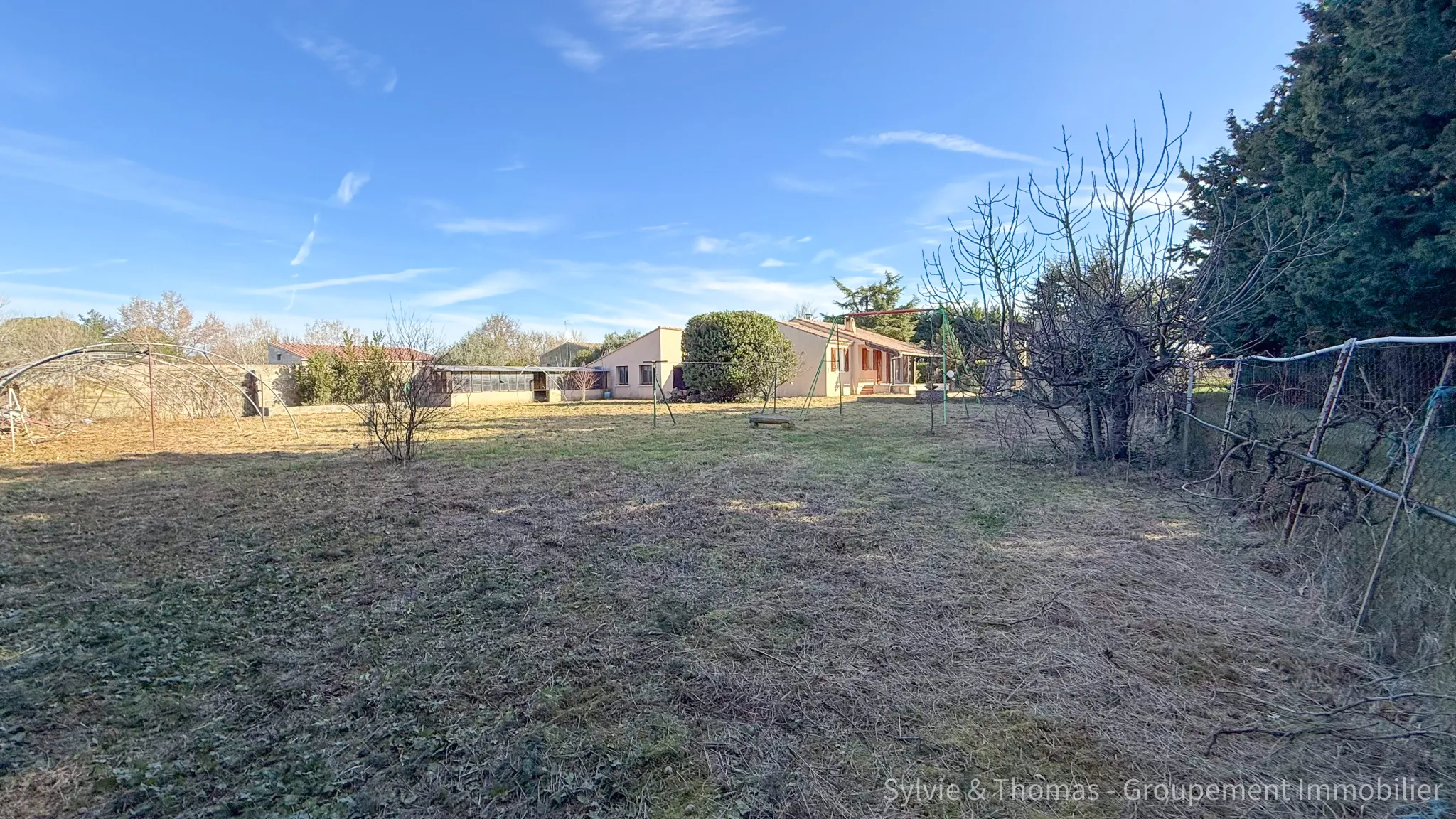 Maison de plain-pied à Caderousse de 100 m² avec dépendances sur 4755 m² 