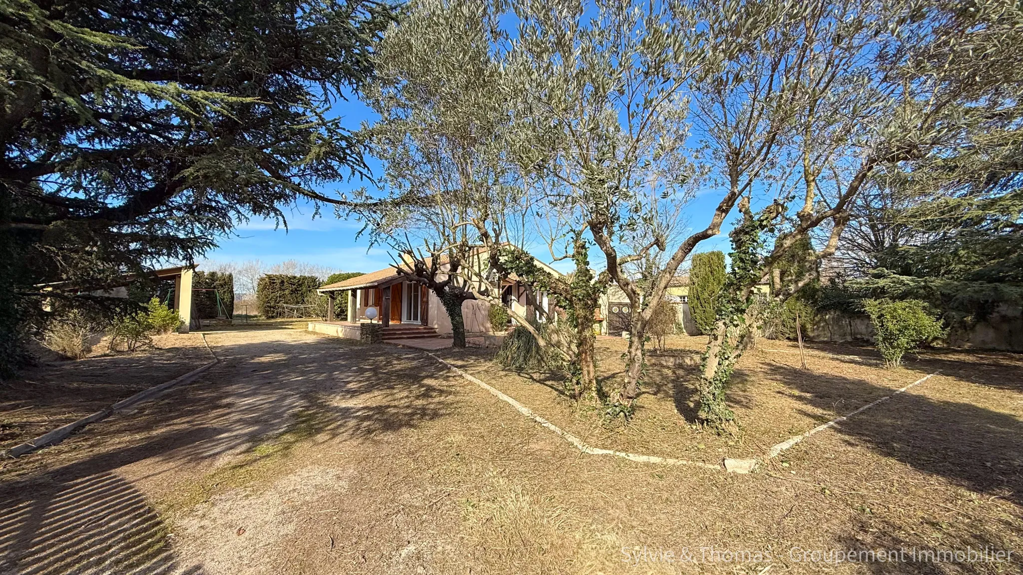 Maison de plain-pied à Caderousse de 100 m² avec dépendances sur 4755 m² 