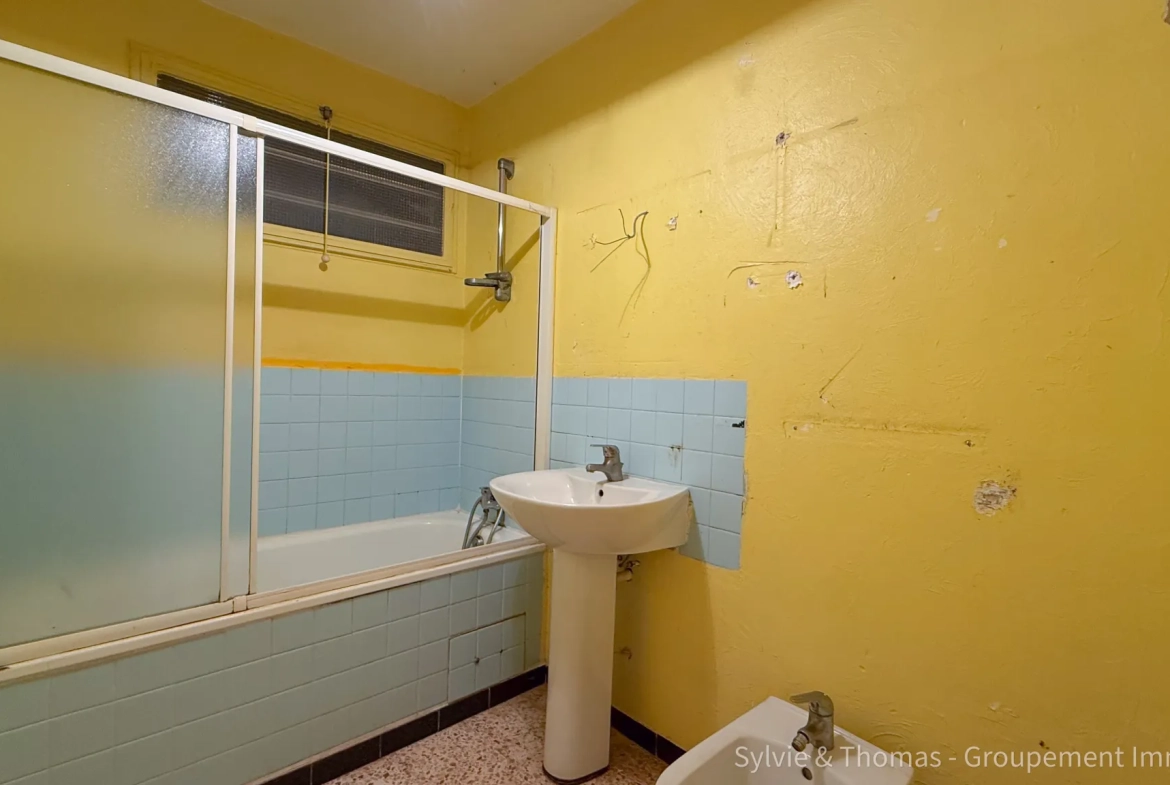 Maison de plain-pied à Caderousse de 100 m² avec dépendances sur 4755 m² 