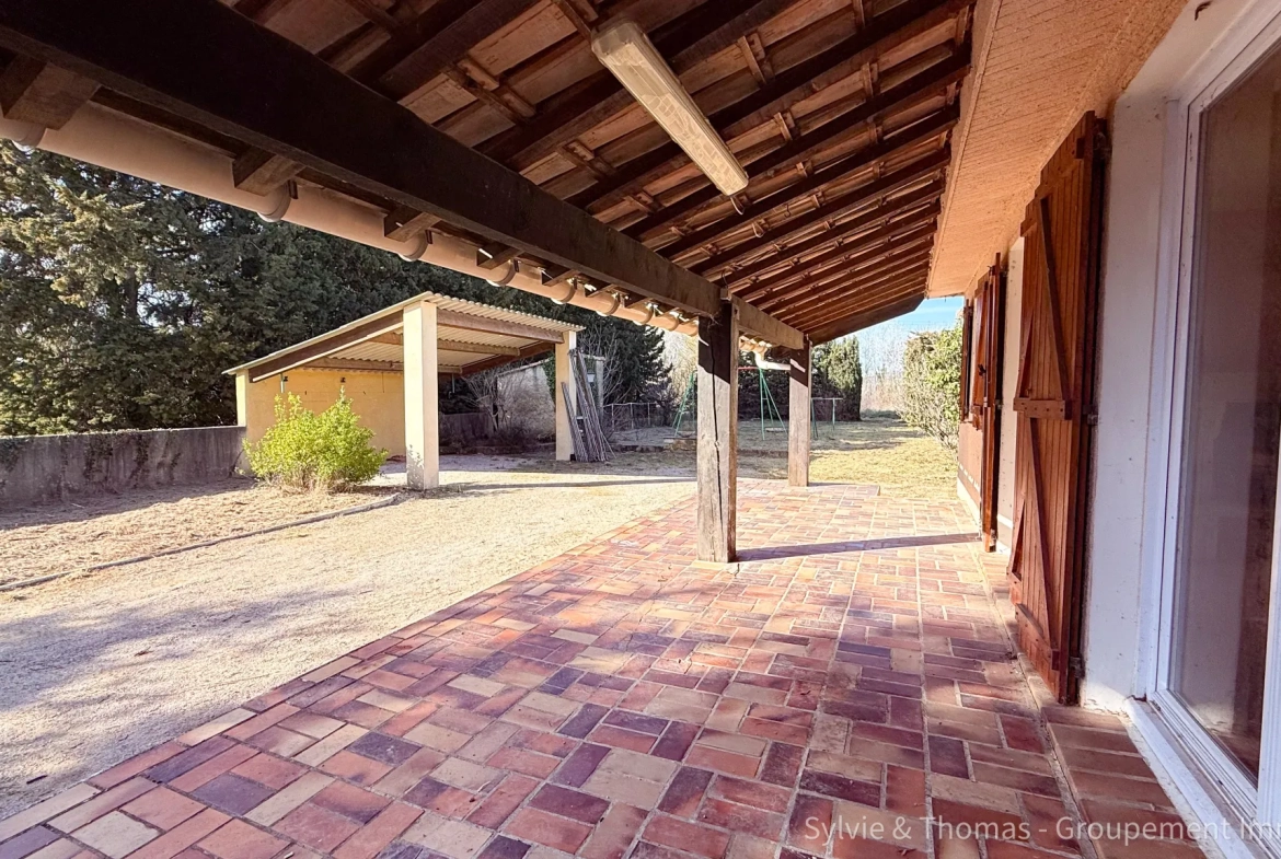 Maison de plain-pied à Caderousse de 100 m² avec dépendances sur 4755 m² 