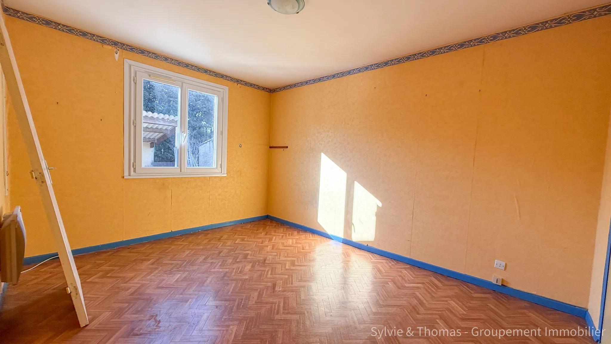Maison de plain-pied à Caderousse de 100 m² avec dépendances sur 4755 m² 