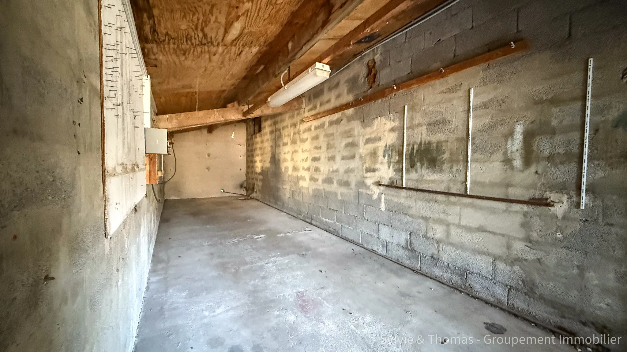 Maison de plain-pied à Caderousse de 100 m² avec dépendances sur 4755 m² 