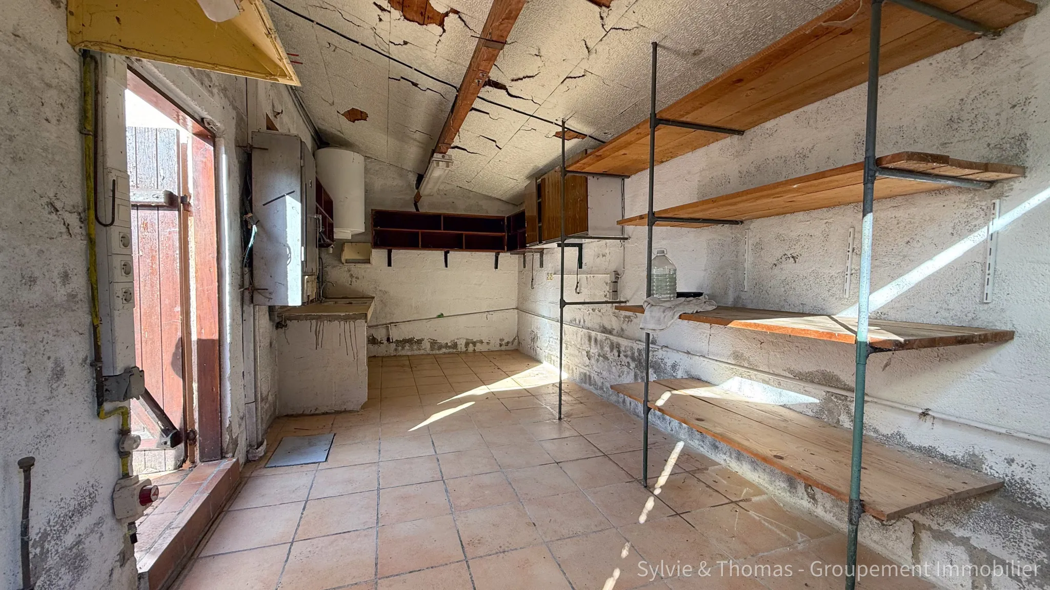 Maison de plain-pied à Caderousse de 100 m² avec dépendances sur 4755 m² 