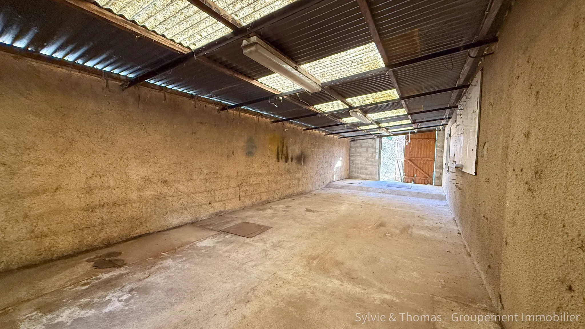 Maison de plain-pied à Caderousse de 100 m² avec dépendances sur 4755 m² 