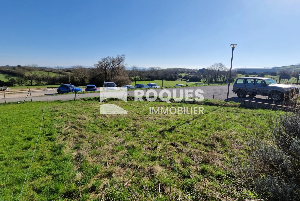 Maison mitoyenne à La Couvertoirade avec jardin et potentiel de rénovation 