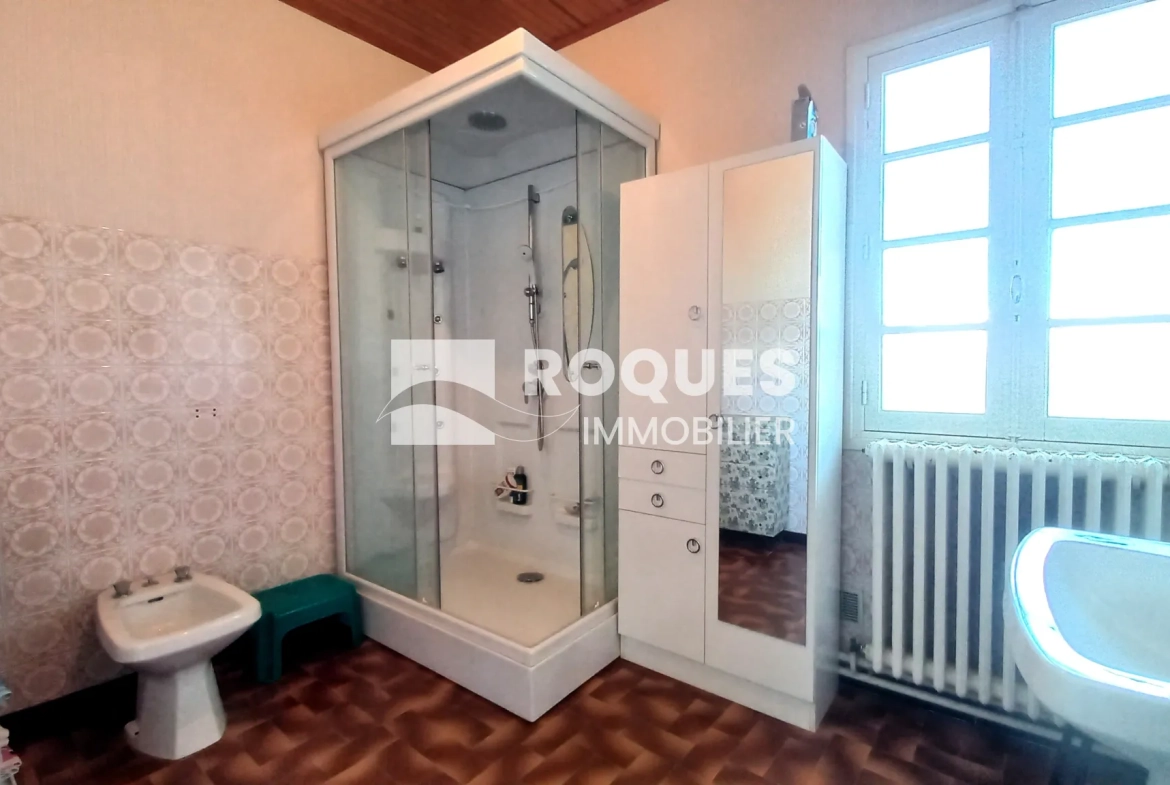 Maison mitoyenne à La Couvertoirade avec jardin et potentiel de rénovation 