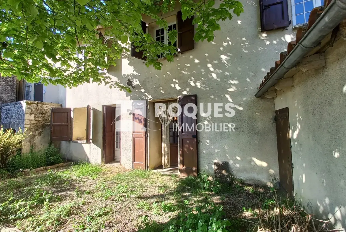 Maison mitoyenne à La Couvertoirade avec jardin et potentiel de rénovation 