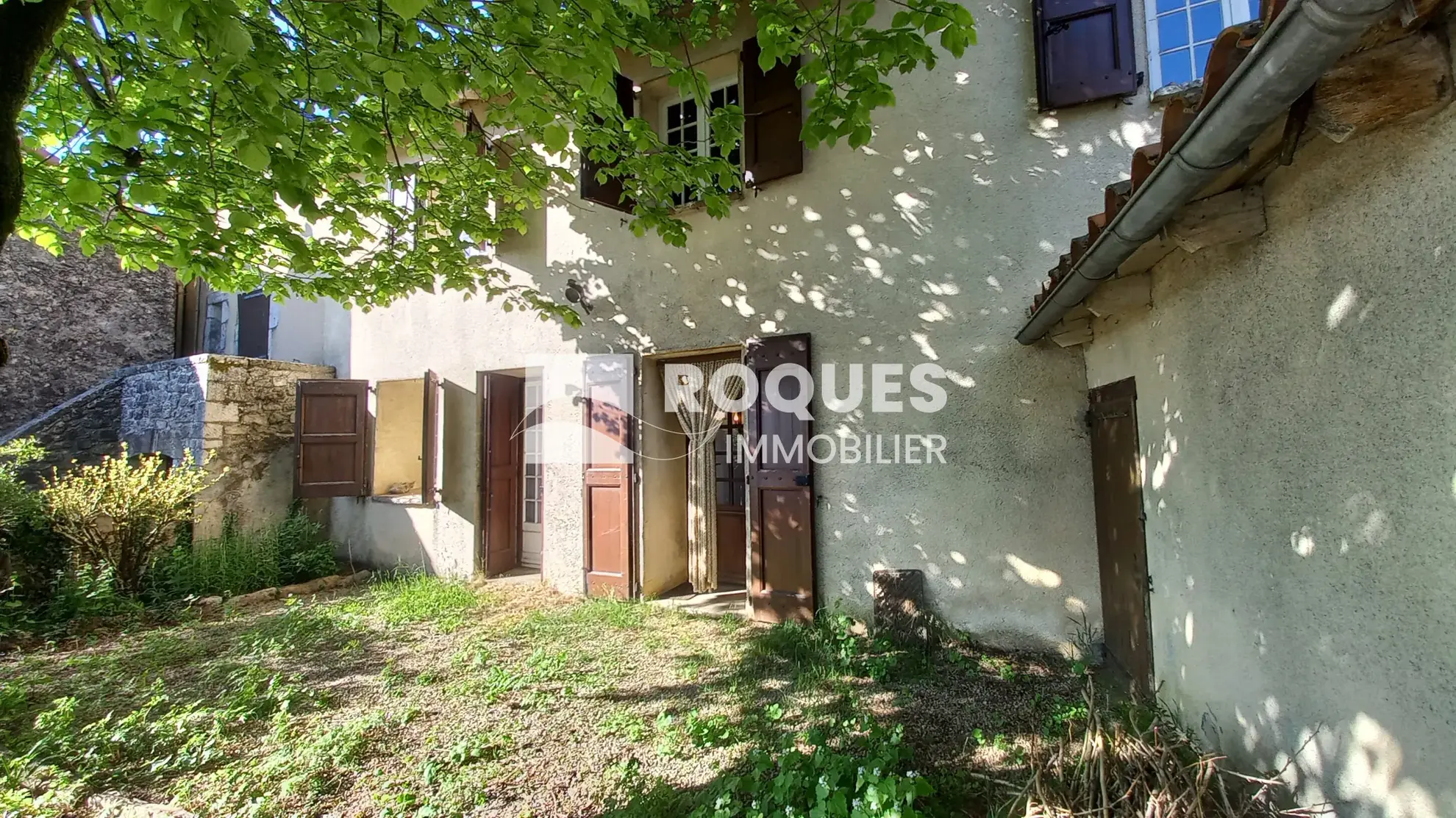 Maison mitoyenne à La Couvertoirade avec jardin et potentiel de rénovation 