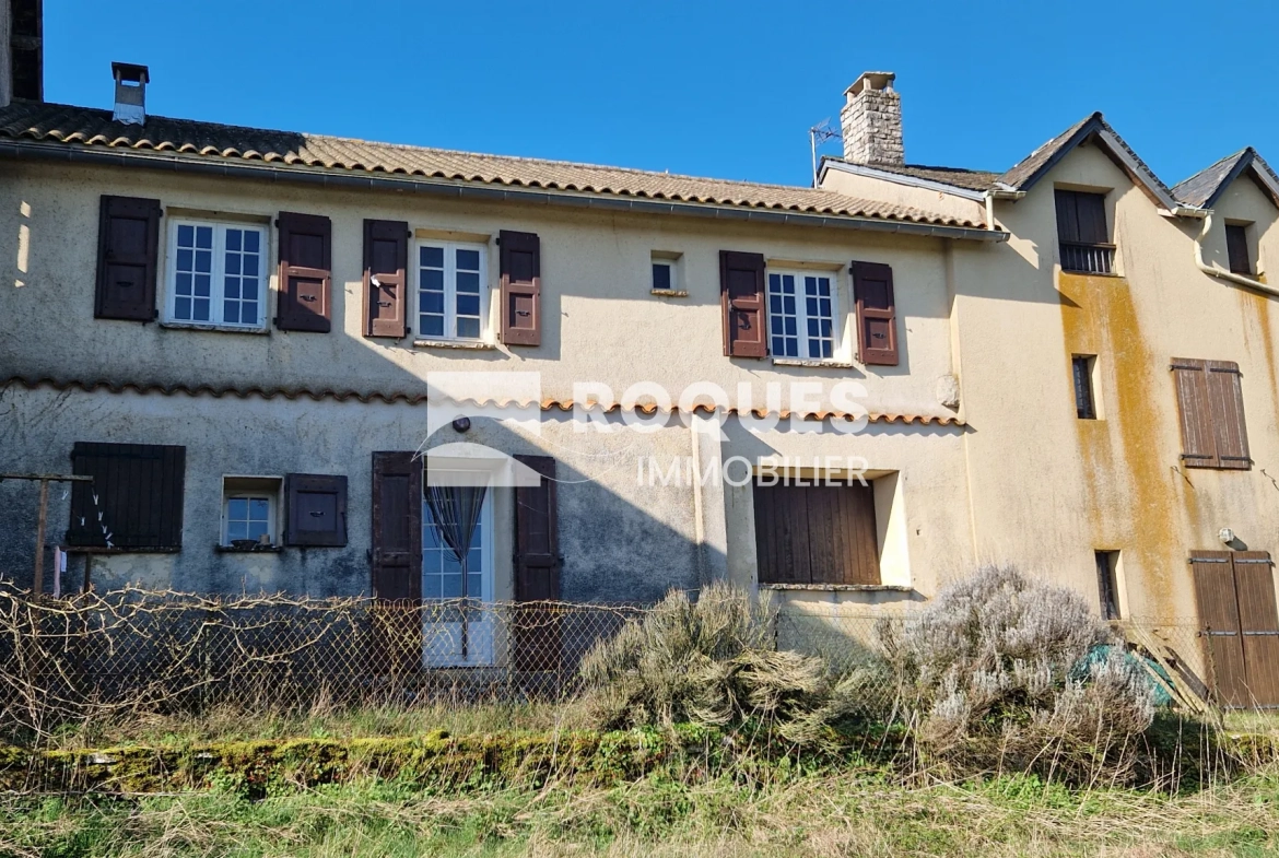 Maison mitoyenne à La Couvertoirade avec jardin et potentiel de rénovation 