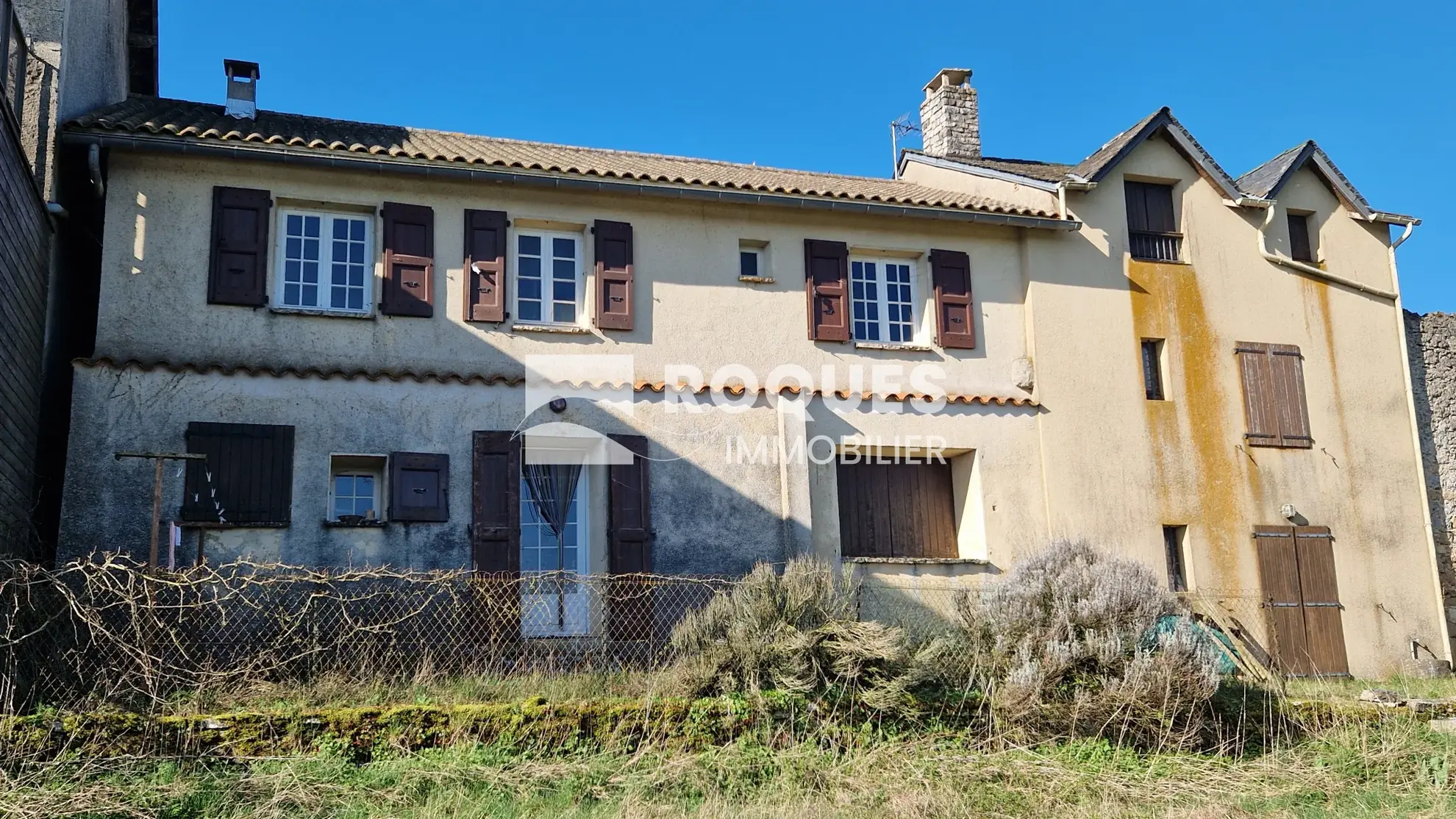 Maison mitoyenne à La Couvertoirade avec jardin et potentiel de rénovation 