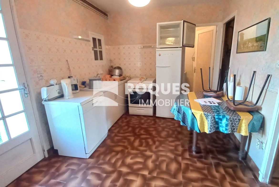 Maison mitoyenne à La Couvertoirade avec jardin et potentiel de rénovation 