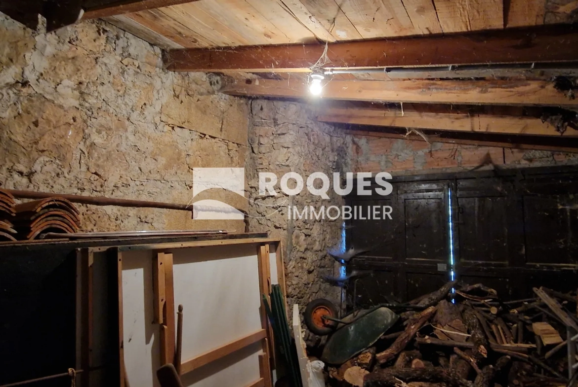 Maison mitoyenne à La Couvertoirade avec jardin et potentiel de rénovation 