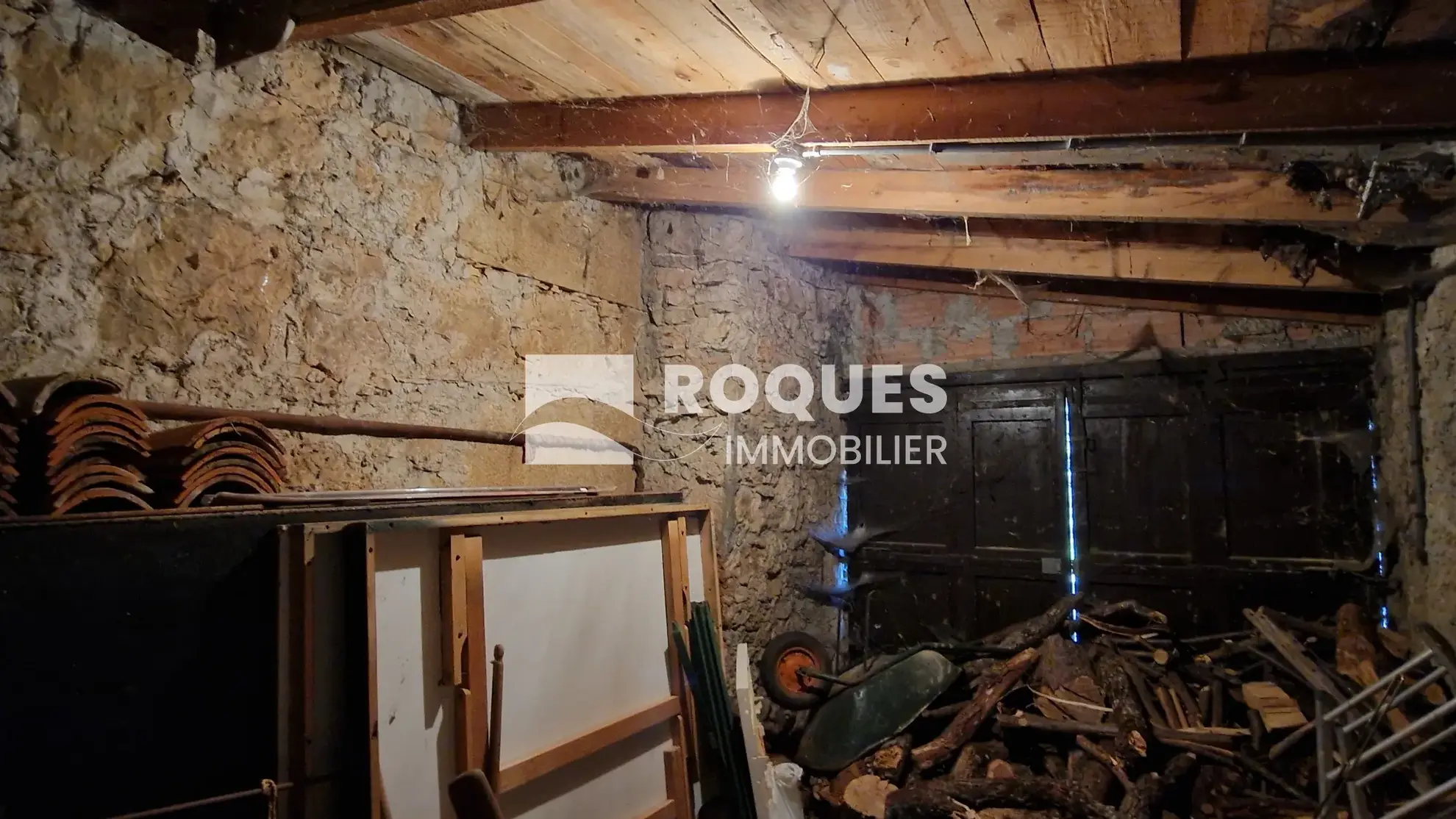 Maison mitoyenne à La Couvertoirade avec jardin et potentiel de rénovation 