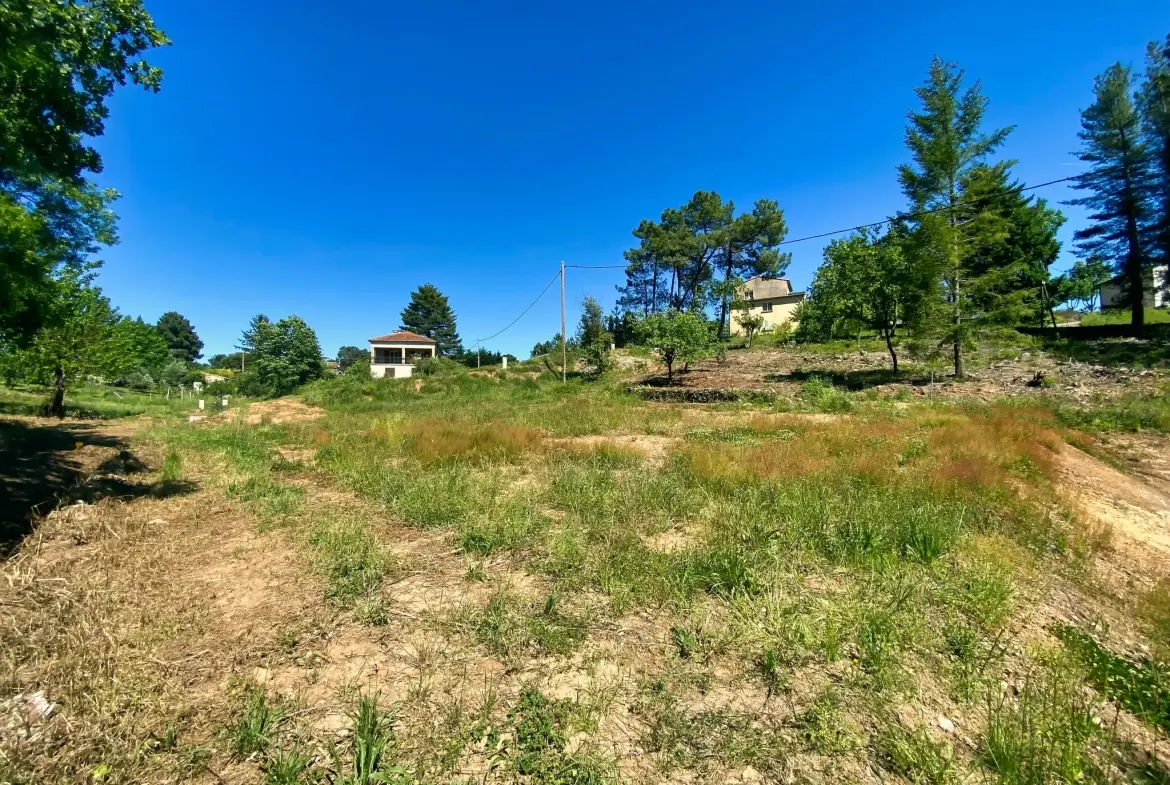 Terrain constructible de 1032 m² à Mercuer, proche Aubenas, viabilisé, calme 