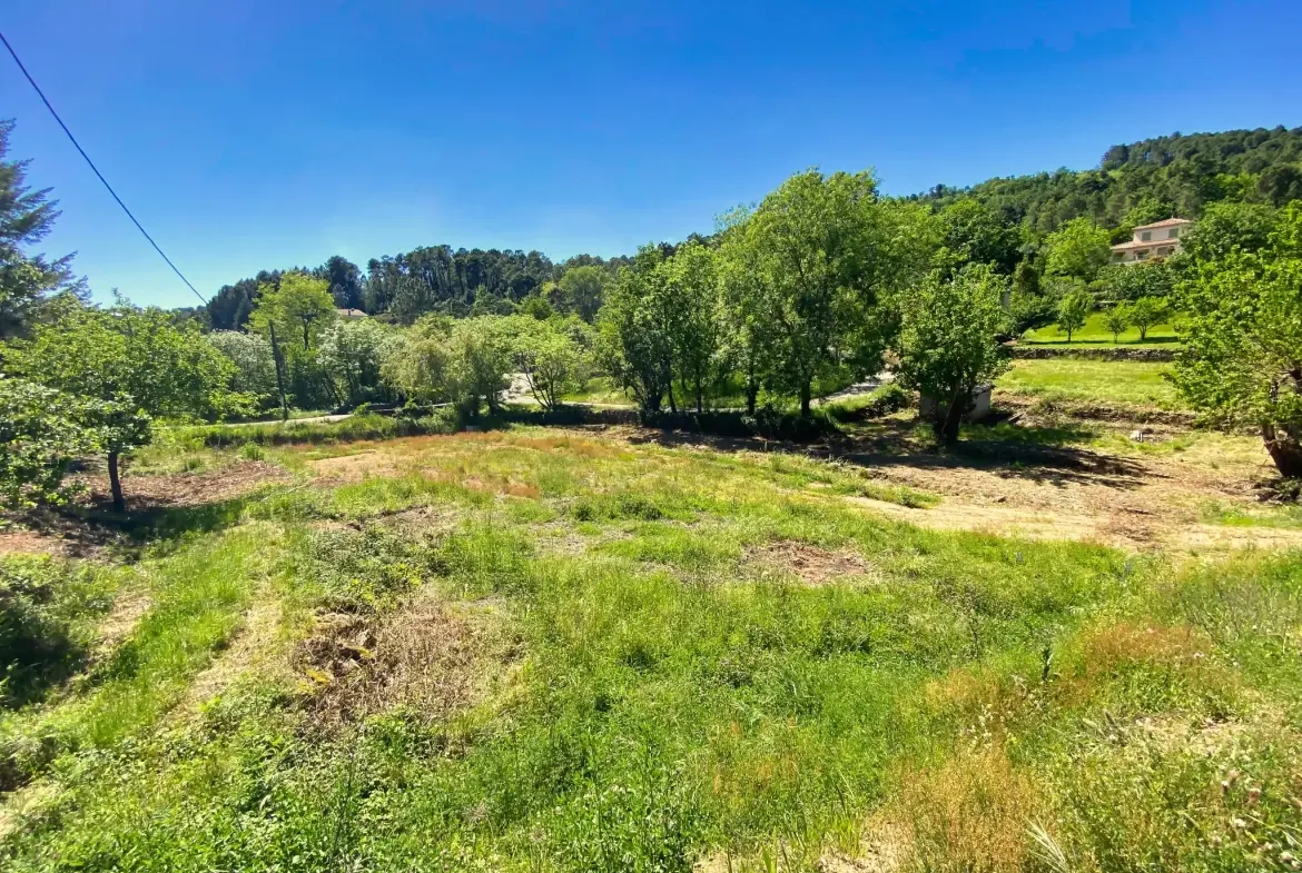 Terrain constructible de 1032 m² à Mercuer, proche Aubenas, viabilisé, calme 